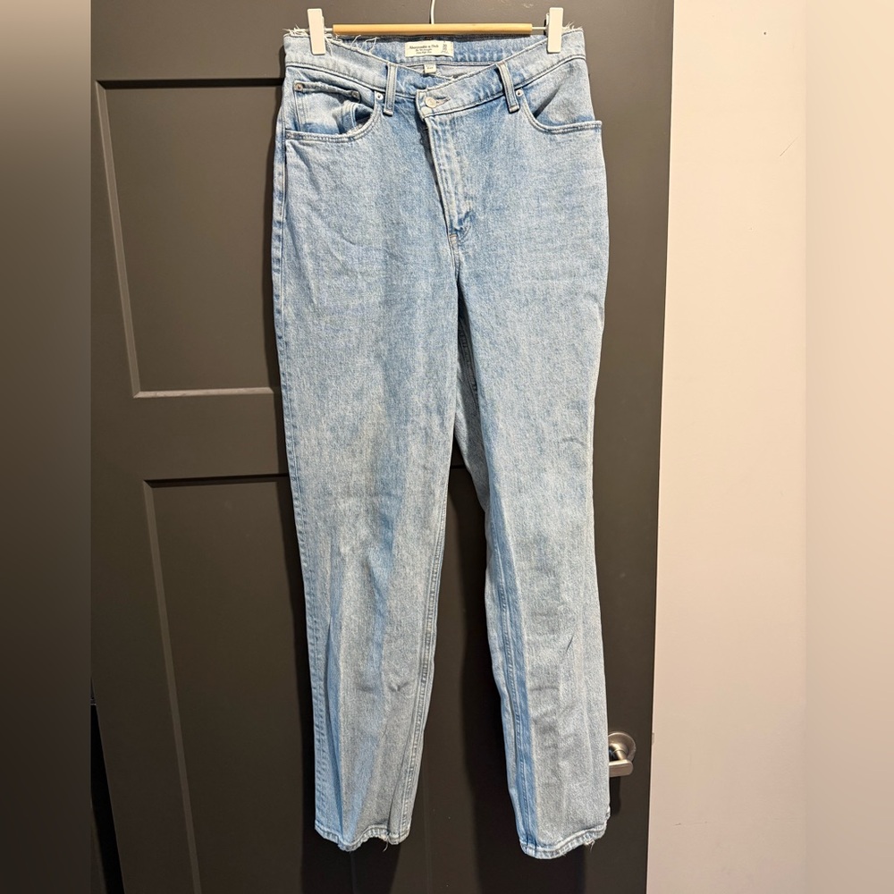 Abercrombie & Fitch Curve Love Cross Over 90’s Ultra High Rise Jeans